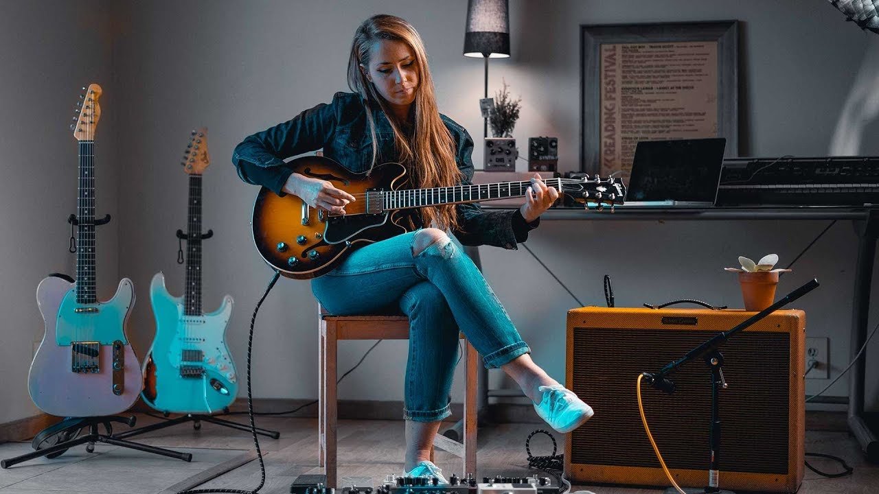 Arianna Powell performs her song 'Blue Jackets' - YouTube