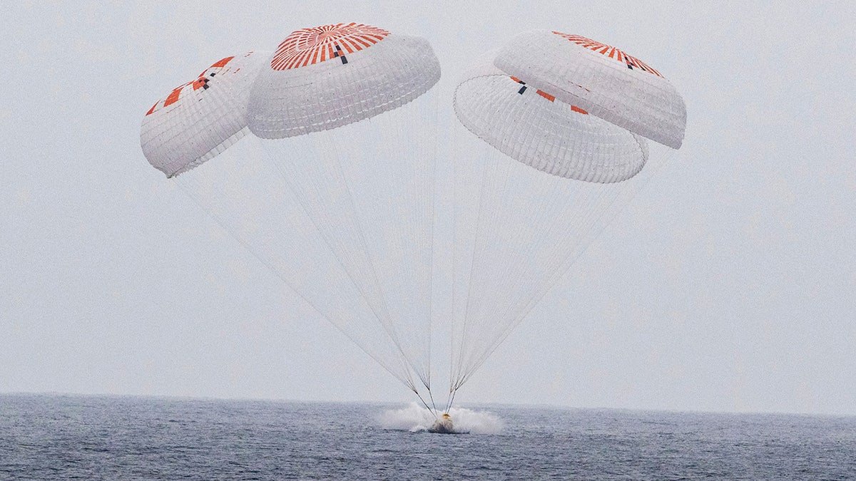SpaceX capsule splashing down in Pacific