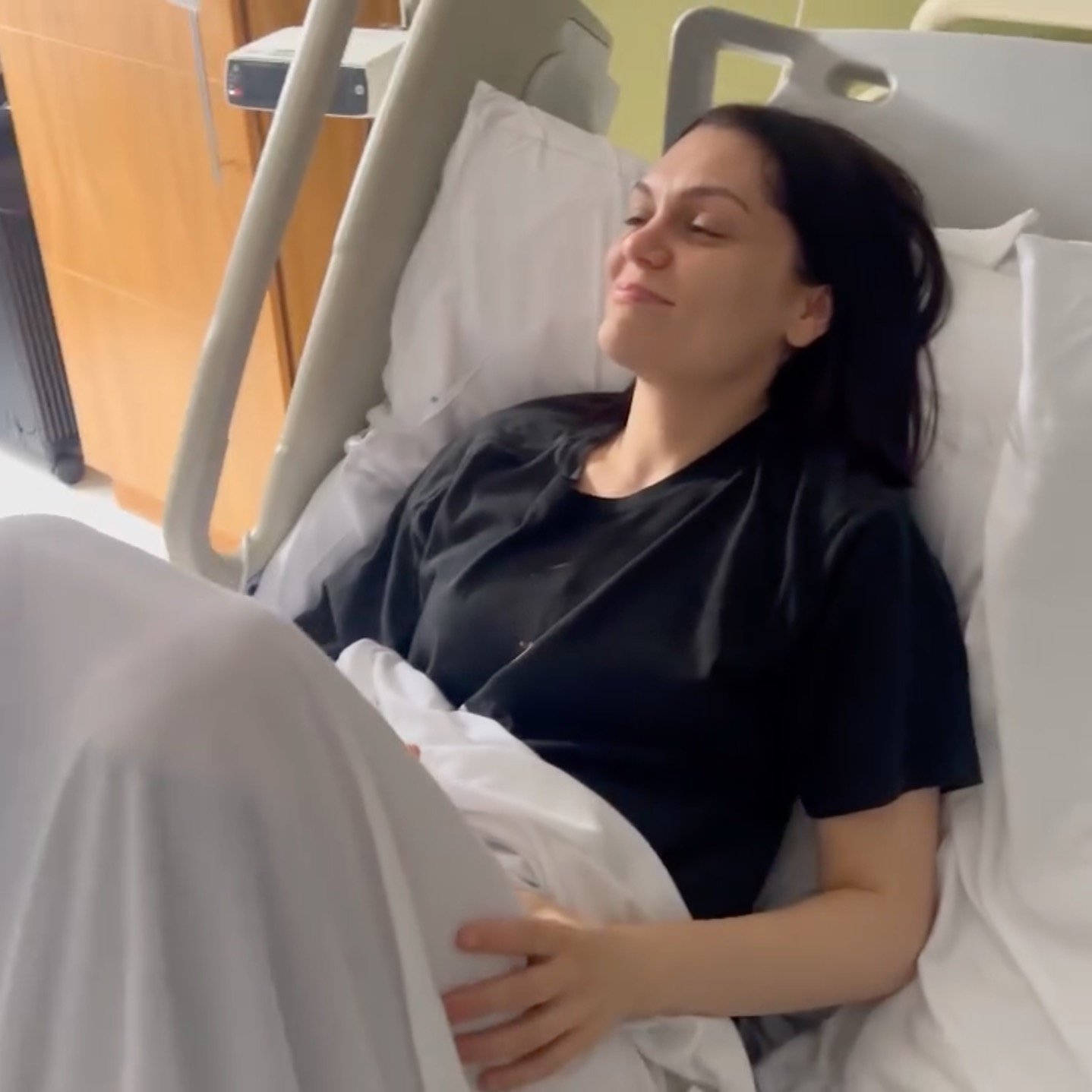 Jessie J in the hospital 