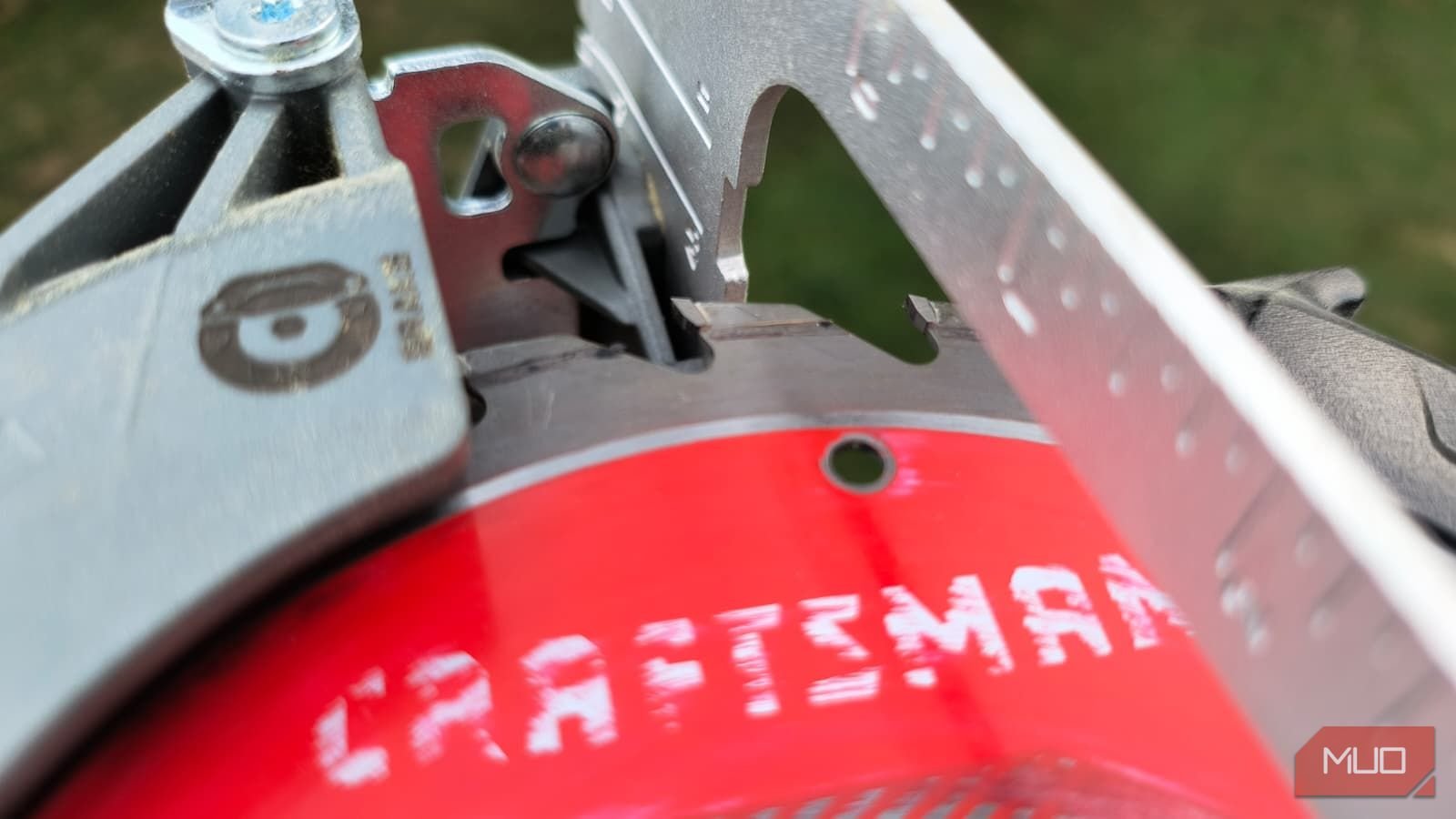 A zoomed in photo of the blade of a circular saw
