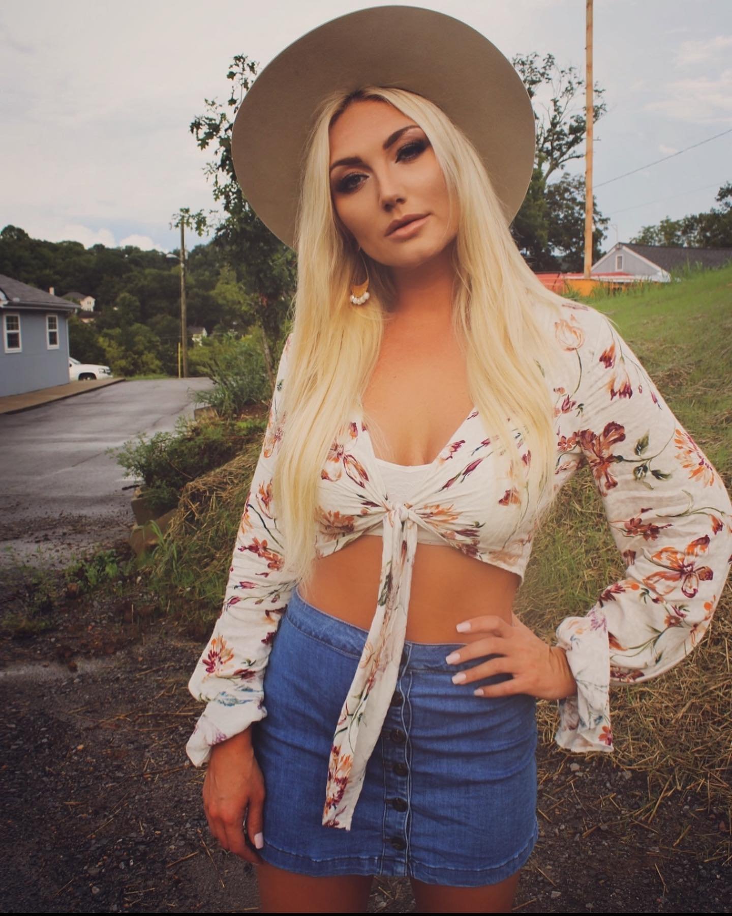 Brooke Hogan in a crop top and a denim miniskirt.